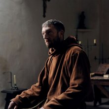 Vincent Cassel nei panni del monaco nel film Le moine