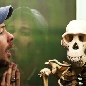 Aidan Gillen in una bizzarra scena di Treacle Junior