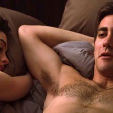 Anne Hathaway e Jake Gyllenhaal in una sensuale immagine di Amore ed altri rimedi