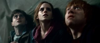 Harry, Hermione e Ron a Hogwarts in una scena di Harry Potter e i doni della morte parte 2