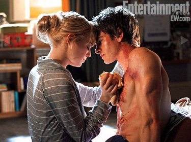 Andrew Garfield e Emma Stone em foto do Homem-Aranha publicada pela Entertainment Weekly