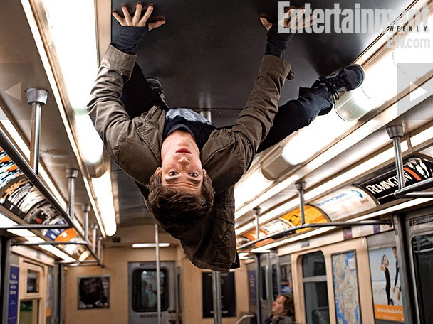 Andrew Garfield nei panni di Spider-Man in un'immagine pubblicata dalla rivista Entertainment Weekly