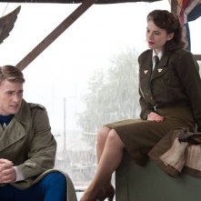 Chris Evans e Hayley Atwell in una sequenza di Captain America: il primo vendicatore