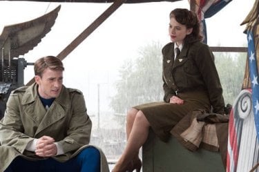 Chris Evans e Hayley Atwell in una sequenza di Captain America: il primo vendicatore