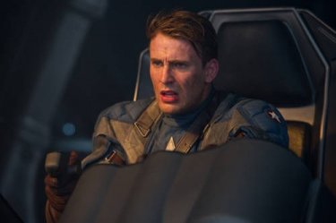 Chris Evans in una scena drammatica di Captain America: il primo vendicatore