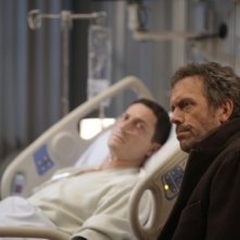 Hugh Laurie e Sasha Roiz nell'episodio Carrot or Stick di Dr House