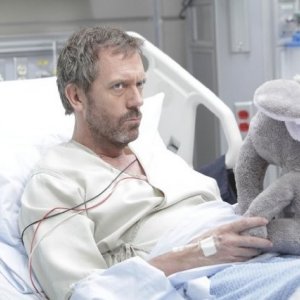 Hugh Laurie in un momento dell'episodio 'Andare avanti' di House