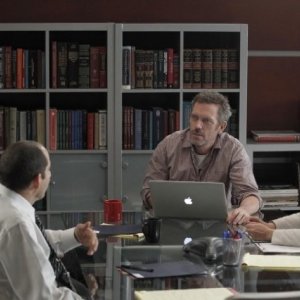 Hugh Laurie in una scena dell'episodio Recession Proof di Dr House