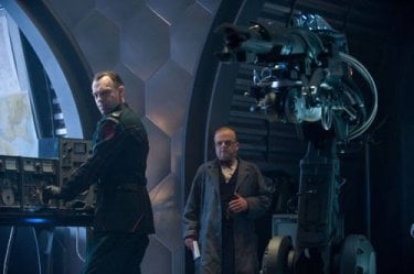 Hugo Weaving e Toby Jones in una scena di Captain America: il primo vendicatore