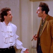 Jerry Seinfeld e Michael Richards in una scena dell'episodio The Puffy Shirt di Seinfeld