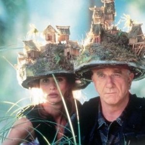 Leslie Nielsen e Nicollette Sheridan in tenuta 'mimetica' in Spia e lascia spiare