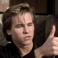 Val Kilmer in una scena della spy comedy Top Secret!