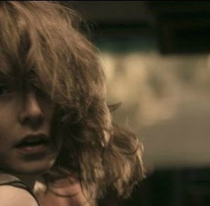 Valene Kane nel film At the End of the Day - Un giorno senza fine