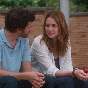 Jenna Fischer in una scena della commedia A Little Help
