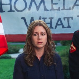 Jenna Fischer nella commedia A Little Help