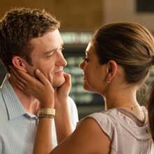 Justin Timberlake e Mila Kunis in una immagine romantica di Amici di letto: istruzioni per l'uso