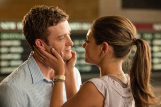 Justin Timberlake e Mila Kunis in una immagine romantica di Amici di letto: istruzioni per l'uso