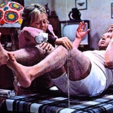 La signora Pina (Liù Bosisio) ha appena acquistato suo marito Ugo (Paolo Villaggio) al mercato del pesce e tenta disperatamente di scongelarlo (Da Il secondo tragico Fantozzi)