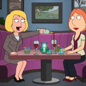 Lois Griffin e Joyce Kinney in una scena di And I'm Joyce Kinney della serie-tv I Griffin
