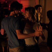 Pierre Niney con Lou de Laâge in J'aime regarder les filles