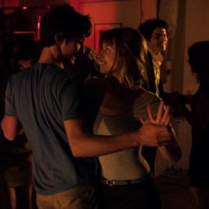 Pierre Niney con Lou de Laâge in J'aime regarder les filles