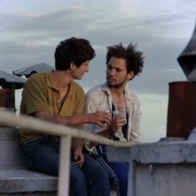 Pierre Niney e Ali Marhyar in una scena di J'aime regarder les filles