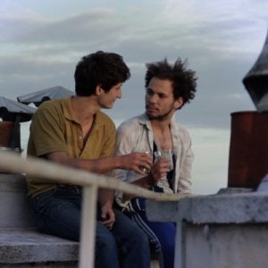 Pierre Niney e Ali Marhyar in una scena di J'aime regarder les filles