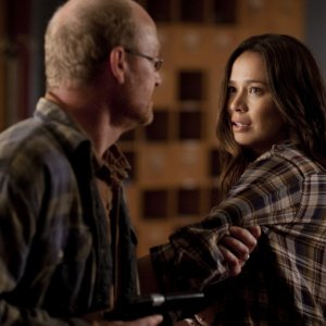 A destra, Moon Bloodgood in una scena dell'episodio Sanctuary (parte 1) della serie Falling Skies