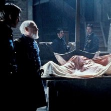 John Cusack e il resto del cast di The Raven in una raccapricciante scena funebre