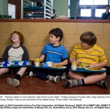 Zachary Gordon tra Grayson Russell e Robert Capron in una scena di Diary of a Wimpy Kid con