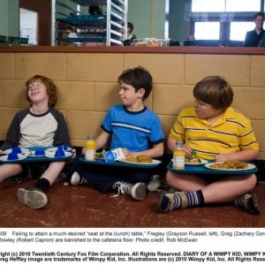 Zachary Gordon tra Grayson Russell e Robert Capron in una scena di Diary of a Wimpy Kid con