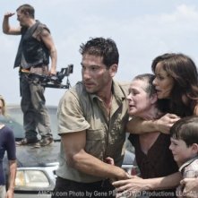 Andrew Lincoln e Sarah Wayne Callies in una delle prime foto di scena della stagione 2 di The Walking Dead