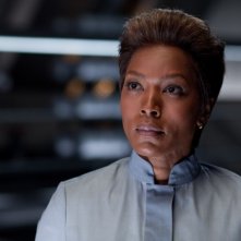 Angela Bassett in una scena di Lanterna Verde