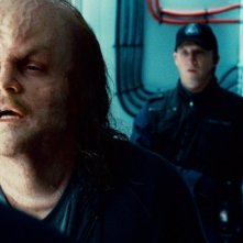 Peter Sarsgaard col volto deforme in una scena del film Lanterna Verde