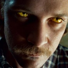 Un intenso primo piano di Peter Sarsgaard in una scena del film Lanterna Verde