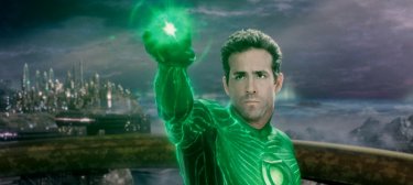 Un primo piano di Ryan Reynolds in una scena di Green Lantern