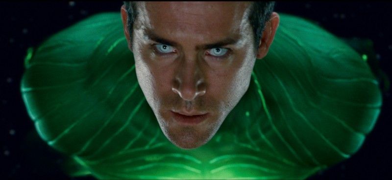 Un primo piano di Ryan Reynolds in una sequenza di Green Lantern
