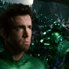 Un primo piano di Ryan Reynolds in una sequenza di Lanterna Verde (2011)