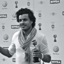 Mohamed Zouaoui con un riconoscimento ricevuto per I fiori di Kirkuk