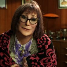 Primo piano di Anjelica Huston dalla commedia Horrid Henry: The Movie