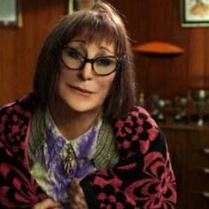 Primo piano di Anjelica Huston dalla commedia Horrid Henry: The Movie