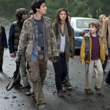 Al centro, Drew Roy in una scena dell'episodio Sanctuary (parte 2) della serie Falling Skies