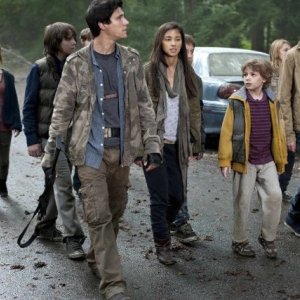 Al centro, Drew Roy in una scena dell'episodio Sanctuary (parte 2) della serie Falling Skies