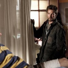 Colin Cunningham e Noah Wyle in una scena dell'episodio Sanctuary (parte 2) della serie Falling Skies