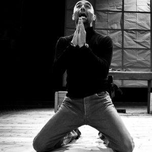 Daniele Giulietti in uno spettacolo teatrale (foto Silvia Mangiarotti)