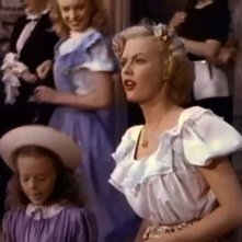 June Haver in una scena di Scudda-Hoo! Scudda-Hay! Alle sue spalle, Marilyn Monroe, con i capelli rossi