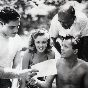 Lon McCallister, Marilyn Monroe (al centro) con Robert Karnes e F. Hugh Herbert  sul set di Scudda Hoo! Scudda Hay!