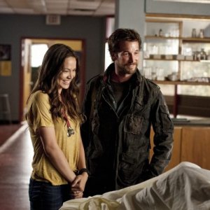 Moon Bloodgood e Noah Wyle in una scena dell'episodio Sanctuary (parte 2) della serie Falling Skies