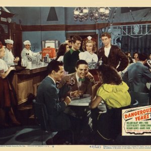 Una immagine promo del film Dangerous Years in cui appare Marilyn Monroe (al centro, dietro i ragazzi in primo piano)