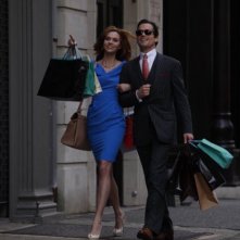 Hilarie Burton e Matthew Bomer in una scena dell'episodio Taking Account di White Collar